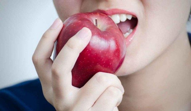 Ăn táo rất tốt nhưng cần tránh những thời điểm này trong ngày - Ảnh 1.