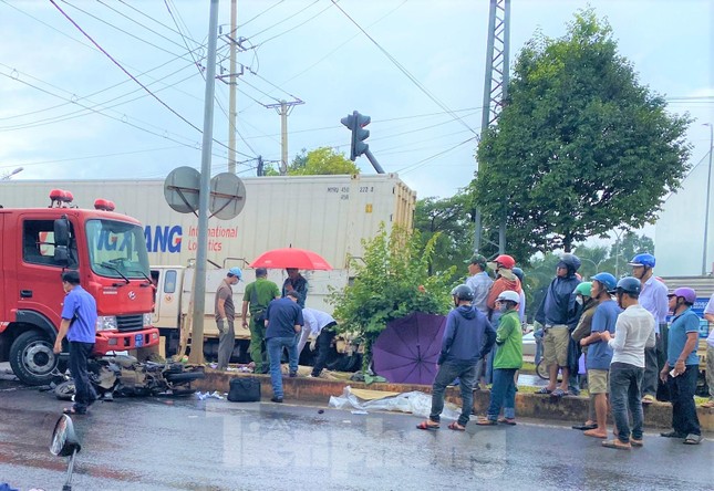 Xe cứu hỏa va chạm giao thông trên đường đi làm nhiệm vụ, một người tử vong - Ảnh 1.