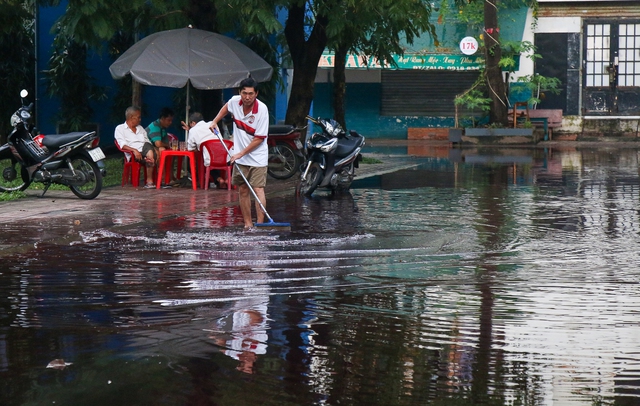 Sau cơn mưa, khu dân cư ở TP.HCM bị ngập nước có màu đỏ bất thường - Ảnh 9.