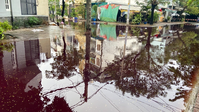 Sau cơn mưa, khu dân cư ở TP.HCM bị ngập nước có màu đỏ bất thường - Ảnh 6.