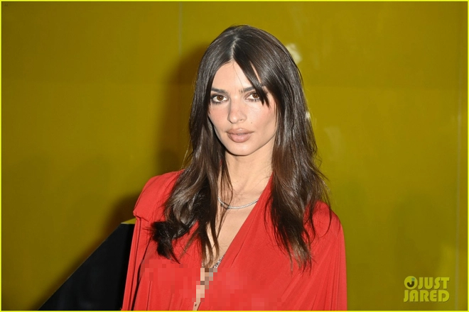 Emily Ratajkowski gợi cảm dự sự kiện sau ồn ào có tình mới - Ảnh 2.