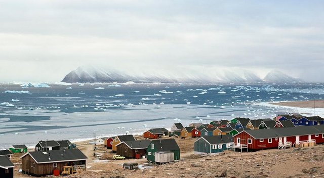 Cuộc sống tại thị trấn tận cùng cực bắc Trái đất, nơi người dân xây nhà trên những tảng băng đang tan dần - Ảnh 2.