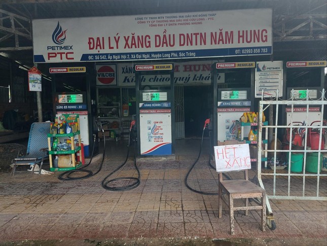 Chủ c&acirc;y xăng phải đi mua từng chai để d&ugrave;ng - Ảnh 1.