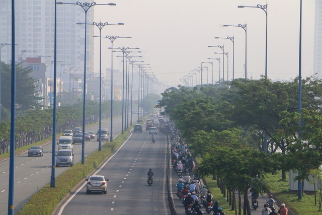 TP.HCM mờ ảo trong sương mù, nhiệt độ se lạnh vào sáng sớm - Ảnh 14.