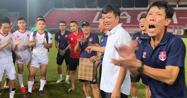 Chủ tịch CLB Hải Phòng xách 1 tỷ đồng tiền mặt thưởng cầu thủ sau trận thắng Hà Nội - Ảnh 1.