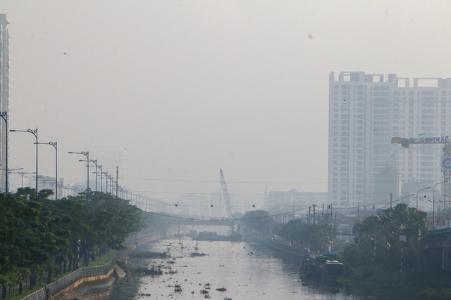 TP.HCM mờ ảo trong sương mù, nhiệt độ se lạnh vào sáng sớm - Ảnh 5.