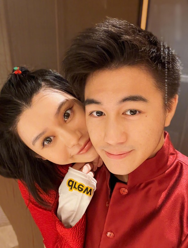 Siêu mẫu Hề Mộng Dao xấu hổ với màn cầu hôn của chồng - Ảnh 4. Siêu mẫu Hề Mộng Dao xấu hổ với màn cầu hôn của chồng - Ảnh 4.