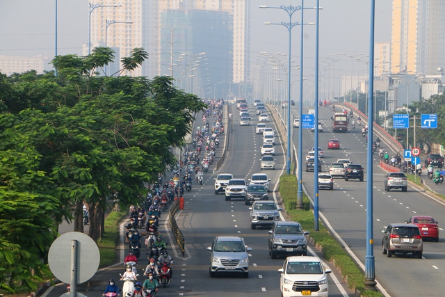 TP.HCM mờ ảo trong sương mù, nhiệt độ se lạnh vào sáng sớm - Ảnh 13.