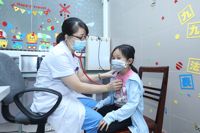 Lạng Sơn: Thời tiết giao mùa, số bệnh nhi nhập viện tăng cao - Ảnh 2.