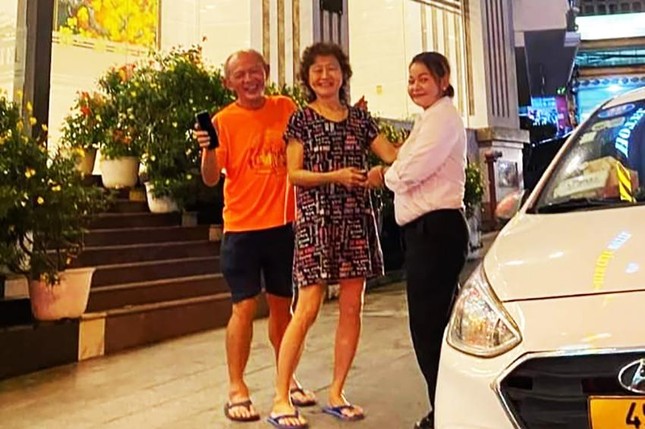 Khen thưởng nữ tài xế taxi trả lại điện thoại cho khách nước ngoài - Ảnh 1.