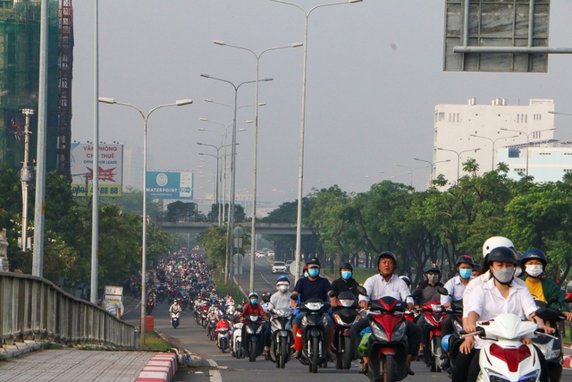 TP.HCM mờ ảo trong sương mù, nhiệt độ se lạnh vào sáng sớm - Ảnh 12.