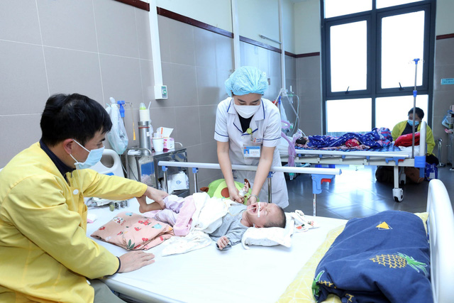 Lạng Sơn: Thời tiết giao mùa, số bệnh nhi nhập viện tăng cao - Ảnh 1.