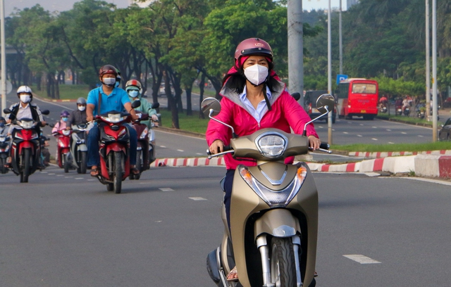 TP.HCM mờ ảo trong sương mù, nhiệt độ se lạnh vào sáng sớm - Ảnh 9.