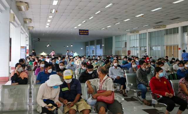 Ga Sài Gòn nhộn nhịp khách ngày đầu bán vé tàu Tết 2023, sinh viên được giảm 20% - Ảnh 1.