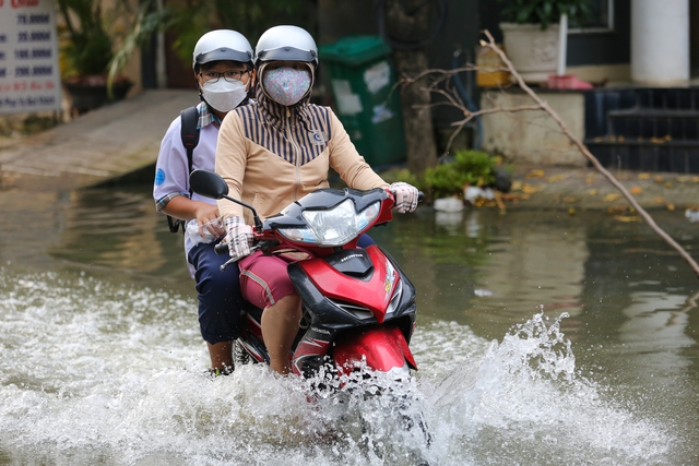 Khu dân cư ở TP.HCM bị ngập nặng vì triều cường, người dân gửi xe lội bộ về nhà - Ảnh 7.