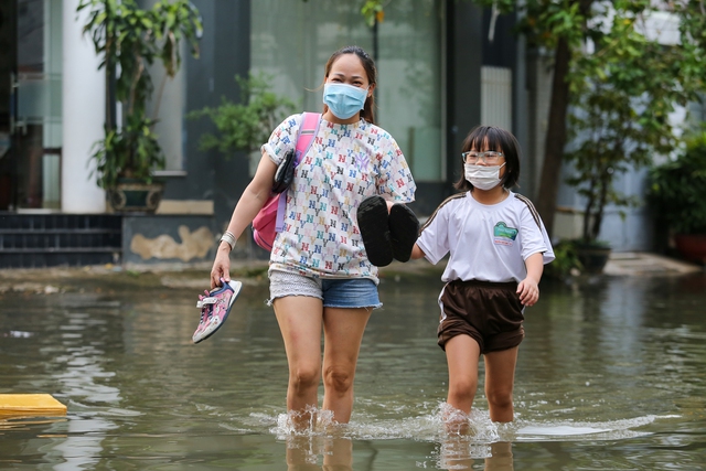 Khu dân cư ở TP.HCM bị ngập nặng vì triều cường, người dân gửi xe lội bộ về nhà - Ảnh 6.