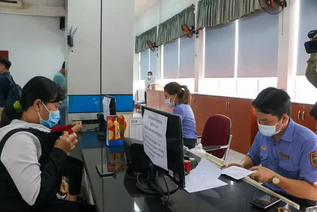 Ga Sài Gòn nhộn nhịp khách ngày đầu bán vé tàu Tết 2023, sinh viên được giảm 20% - Ảnh 8.