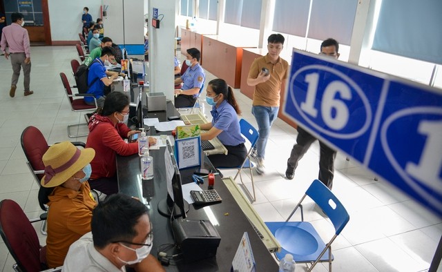 Ga Sài Gòn nhộn nhịp khách ngày đầu bán vé tàu Tết 2023, sinh viên được giảm 20% - Ảnh 7.