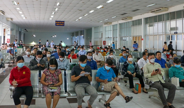 Ga Sài Gòn nhộn nhịp khách ngày đầu bán vé tàu Tết 2023, sinh viên được giảm 20% - Ảnh 6.
