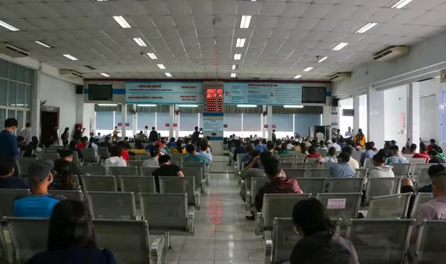 Ga Sài Gòn nhộn nhịp khách ngày đầu bán vé tàu Tết 2023, sinh viên được giảm 20% - Ảnh 5.