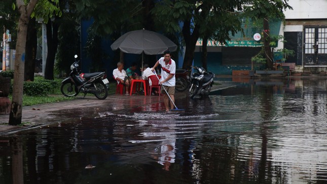 Sau 3 ngày, chưa rõ nguyên nhân gây ra dòng nước đỏ lạ ở TP.HCM - Ảnh 3.