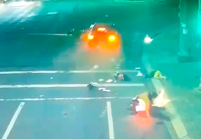 Tài xế ô tô say xỉn, húc văng 3 xe máy đang dừng đèn đỏ - Ảnh 1.