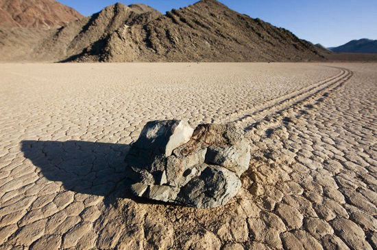 Cuộc sống ở nơi nóng nhất hành tinh và bí ẩn về những hòn đá biết đi - Ảnh 5.