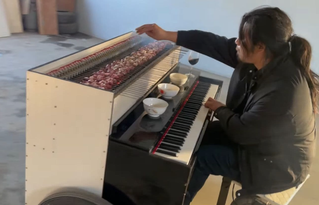 Chàng trai chế xe thịt nướng kiêm đàn piano độc đáo, vừa ăn vừa chill âm nhạc - Ảnh 5.