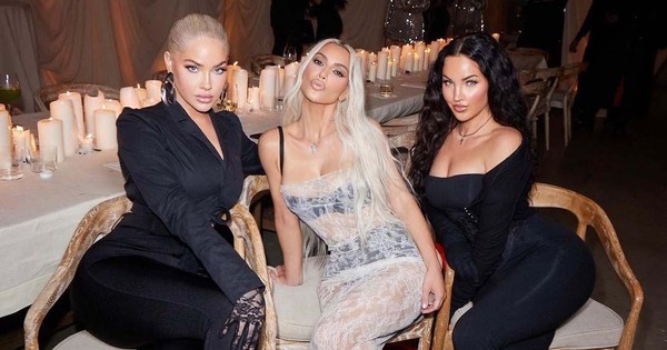 Kim Kardashian khoe thân hình đồng hồ cát với váy xuyên thấu - Ảnh 9.