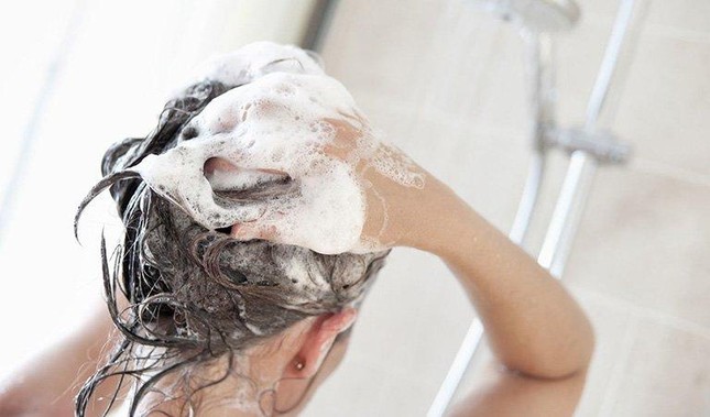 Sai lầm khi gội đầu khiến t&oacute;c rụng nhiều như l&aacute; m&ugrave;a thu - Ảnh 2.