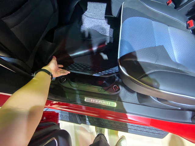 Những chi tiết khó tin trên ô tô tại VMS 2022: Ngăn chứa giày bí mật, nắp capô không được tự mở, tay lái nghịch - Ảnh 11.