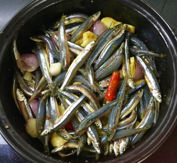 Nồi c&aacute; kho qu&ecirc; mẹ - Ảnh 1.