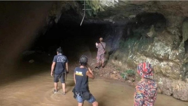 Đoàn phim của nữ diễn viên Châu Tú Na bị mắc kẹt trong hang sâu ngập nước - Ảnh 2.