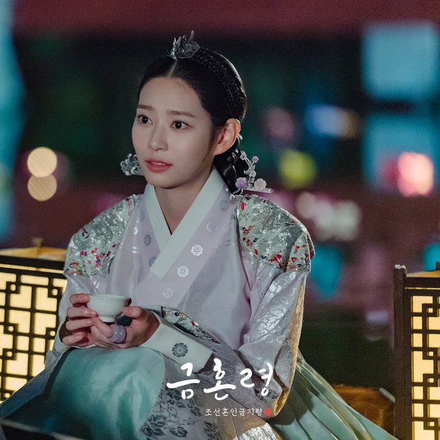 Nữ tân binh Hàn tỏa sáng nhờ về chung nhà Suzy - Gong Yoo: Xinh đẹp với vai cổ trang đầu tay - Ảnh 4.