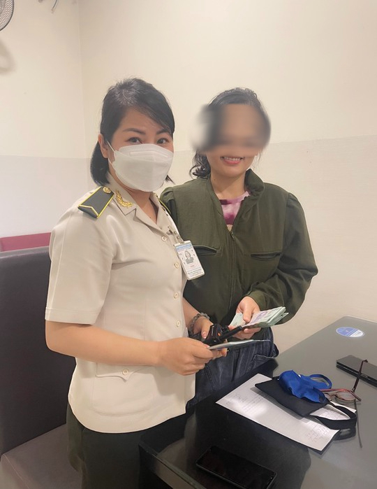 Cầm nhầm đồng hồ tại khay soi chiếu an ninh ở Nội B&agrave;i, bay v&agrave;o T&acirc;n Sơn Nhất vẫn kh&ocirc;ng tho&aacute;t - Ảnh 6.