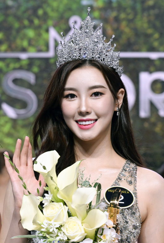 Tân Hoa hậu Hàn Quốc 23 tuổi đẹp như diễn viên - Ảnh 2.