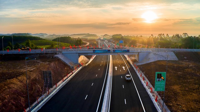 V&igrave; sao cao tốc đẹp nhất Việt Nam c&oacute; chiếu s&aacute;ng th&ocirc;ng minh nhưng... tối om? - Ảnh 2.