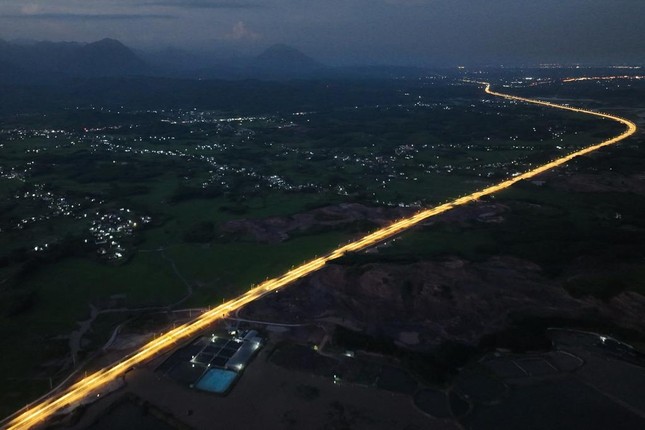 Vì sao cao tốc đẹp nhất Việt Nam có chiếu sáng thông minh nhưng... tối om? - Ảnh 1.