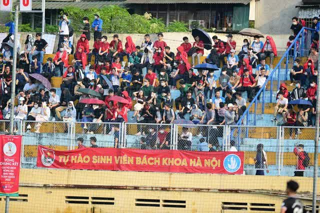 Ng&agrave;y 3 VCK giải b&oacute;ng đ&aacute; sinh vi&ecirc;n SV Champions League 2022: Bất ngờ li&ecirc;n tiếp nổ ra - Ảnh 1.