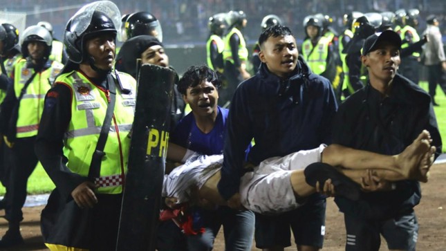 Cầu thủ Arema FC, giải VĐQG Indonesia: Tôi tận mắt thấy 7,8 người nằm chết trong phòng thay đồ - Ảnh 1.