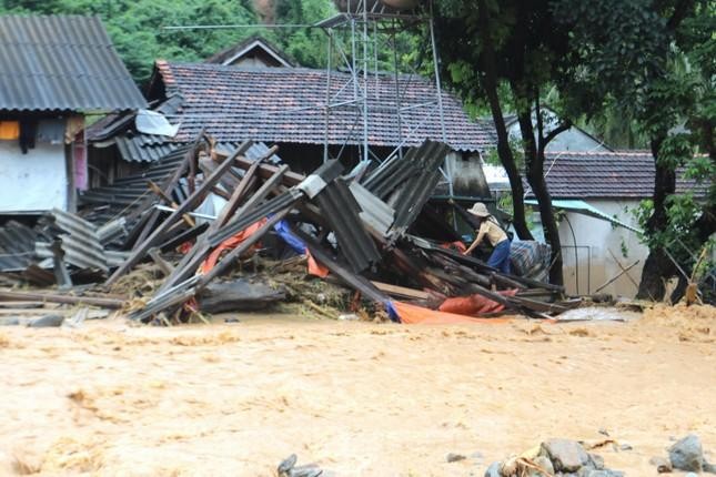 Lũ quét ở Kỳ Sơn: 56 nhà bị cuốn trôi, nhiều người tay trắng chỉ sau một đêm - Ảnh 1.