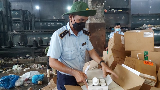 Ti&ecirc;u hủy l&ocirc; mỹ phẩm Obagi nhập lậu v&agrave; thuốc t&acirc;y kh&ocirc;ng r&otilde; nguồn gốc trị gi&aacute; gần 20 tỷ đồng - Ảnh 3.