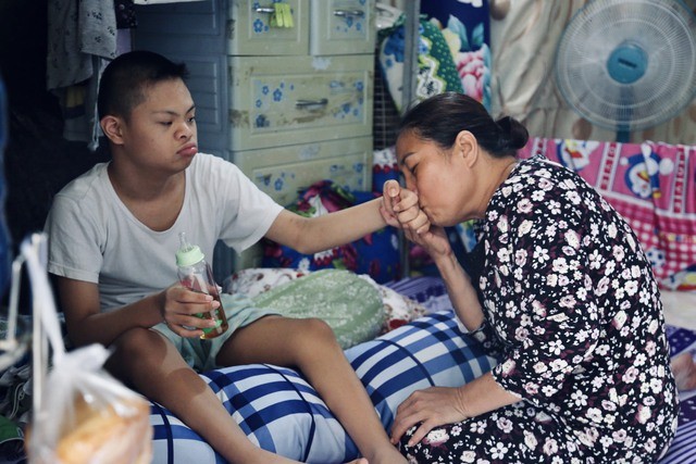 Cuộc sống của người mẹ cùng con trai bệ…
