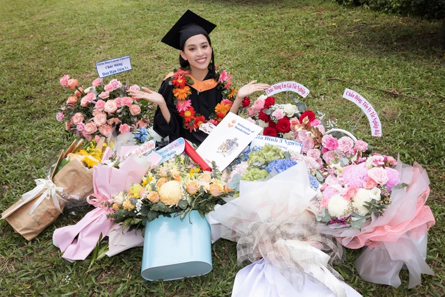 Hoa hậu Tiểu Vy rạng rỡ trong ngày tốt nghiệp đại học, ăn vận giản dị nhưng vẫn nổi bật - Ảnh 8. Hoa hậu Tiểu Vy rạng rỡ trong ngày tốt nghiệp đại học, ăn vận giản dị nhưng vẫn nổi bật - Ảnh 8.