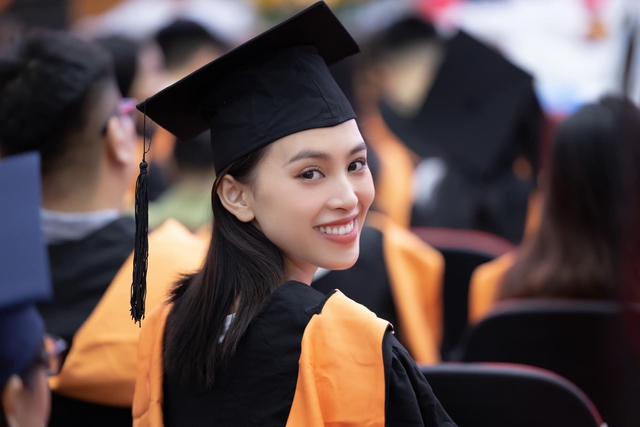 Hoa hậu Tiểu Vy rạng rỡ trong ngày tốt nghiệp đại học, ăn vận giản dị nhưng vẫn nổi bật - Ảnh 3. Hoa hậu Tiểu Vy rạng rỡ trong ngày tốt nghiệp đại học, ăn vận giản dị nhưng vẫn nổi bật - Ảnh 3.