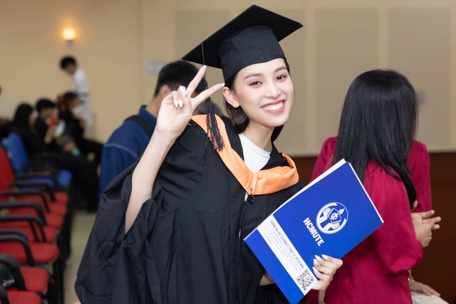 Hoa hậu Tiểu Vy rạng rỡ trong ngày tốt nghiệp đại học, ăn vận giản dị nhưng vẫn nổi bật - Ảnh 2.