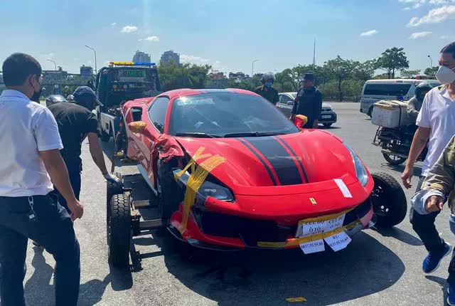 Ảnh: Hiện trường vụ siêu xe Ferrari va chạm với xe máy ở Hà Nội khiến 1 người tử vong - Ảnh 4.