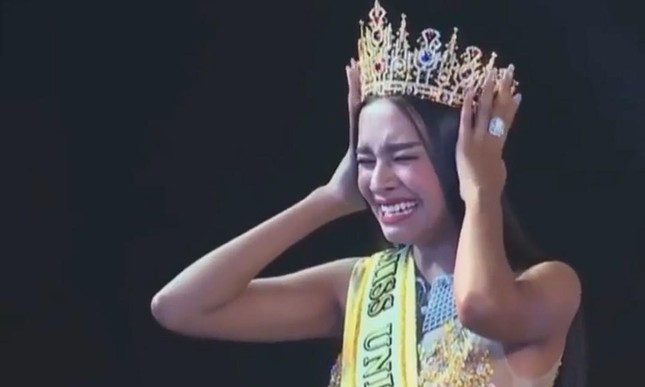 Hoa hậu Hoàn vũ Myanmar phải tự đội vương miện khi đăng quang - Ảnh 1.