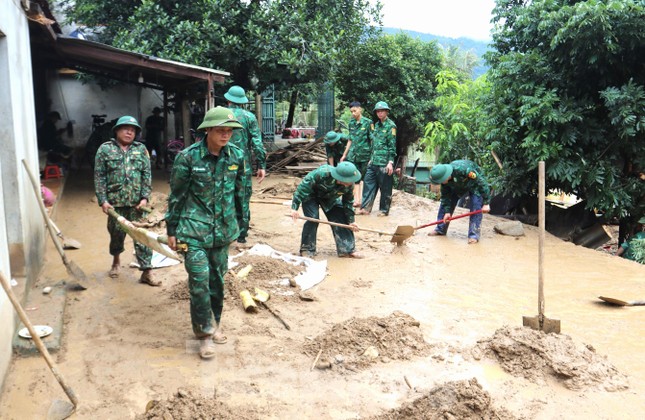 Nhà mất, tài sản trôi theo dòng lũ dữ, xót xa những bữa ăn tạm vùng lũ quét - Ảnh 9.