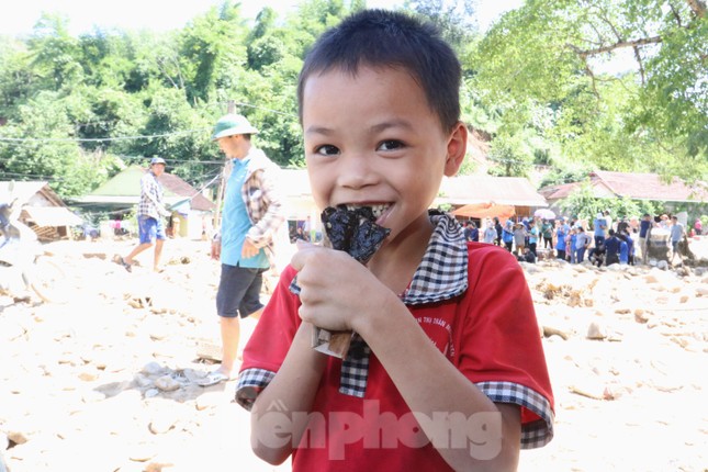 Nhà mất, tài sản trôi theo dòng lũ dữ, xót xa những bữa ăn tạm vùng lũ quét - Ảnh 4.